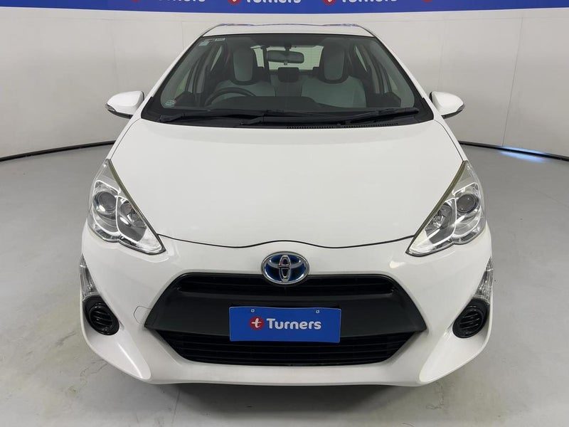 2015 Toyota Aqua, photo 2