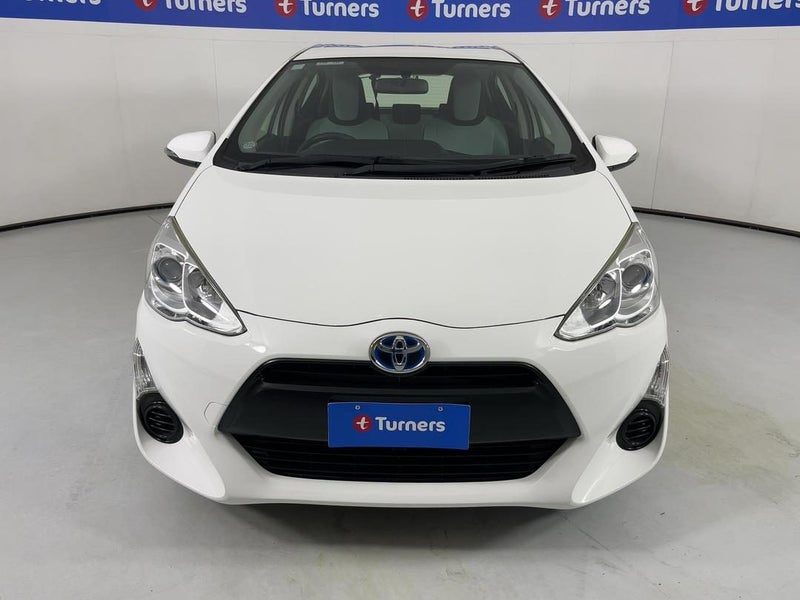 2015 Toyota Aqua, photo 2