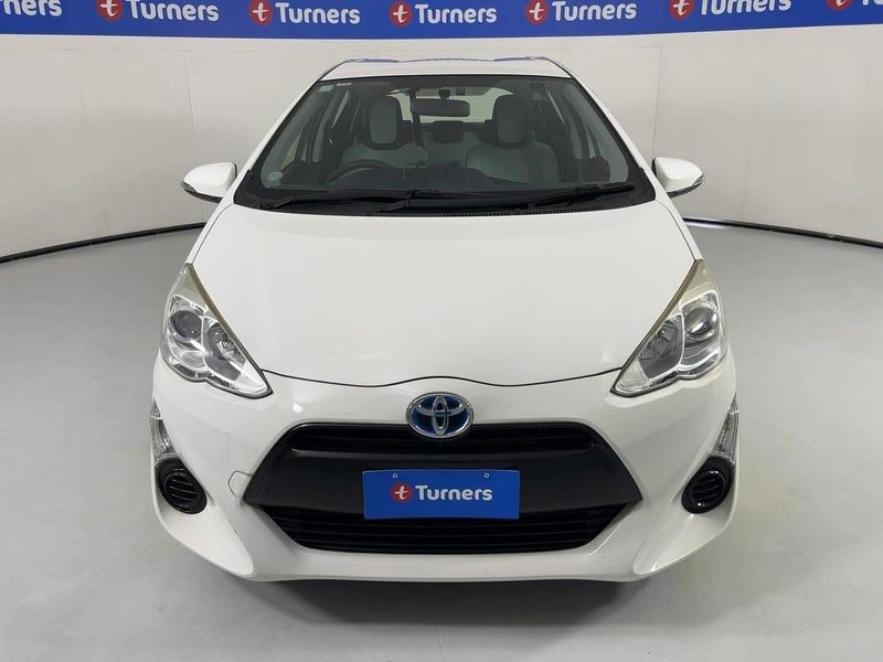 2015 Toyota Aqua, photo 2