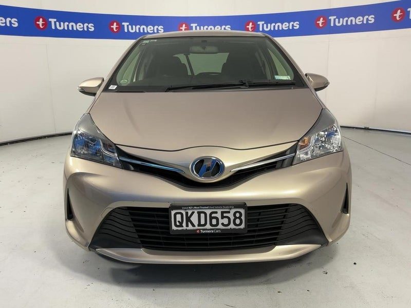 2015 Toyota Vitz, photo 2