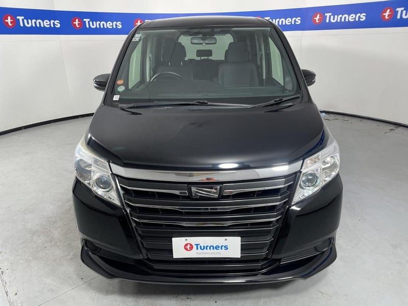 2014 Toyota Noah Voxy, photo 2