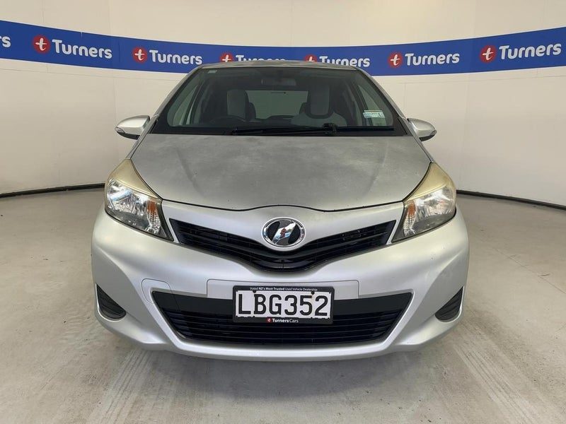 2011 Toyota Vitz, photo 2