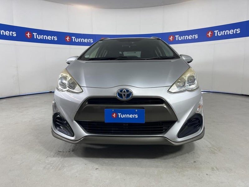 2015 Toyota Aqua Hybrid, photo 2
