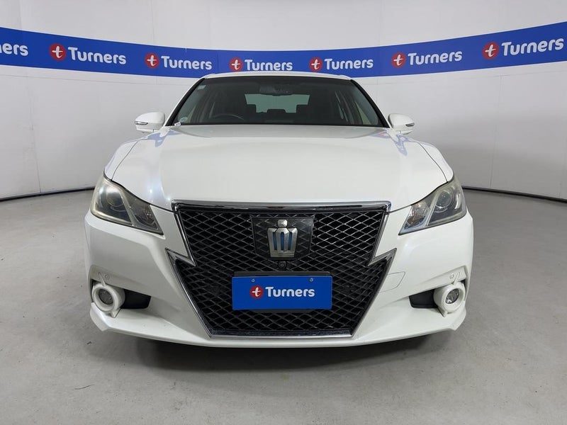2013 Toyota Crown Hybrid, photo 2