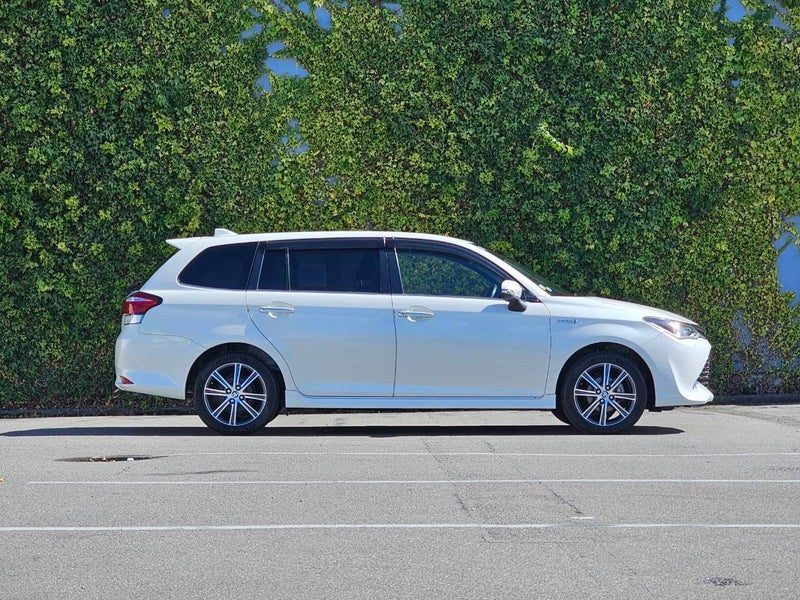 2015 Toyota Corolla Fielder, photo 2