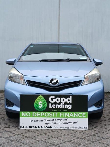 2011 Toyota Vitz, photo 2