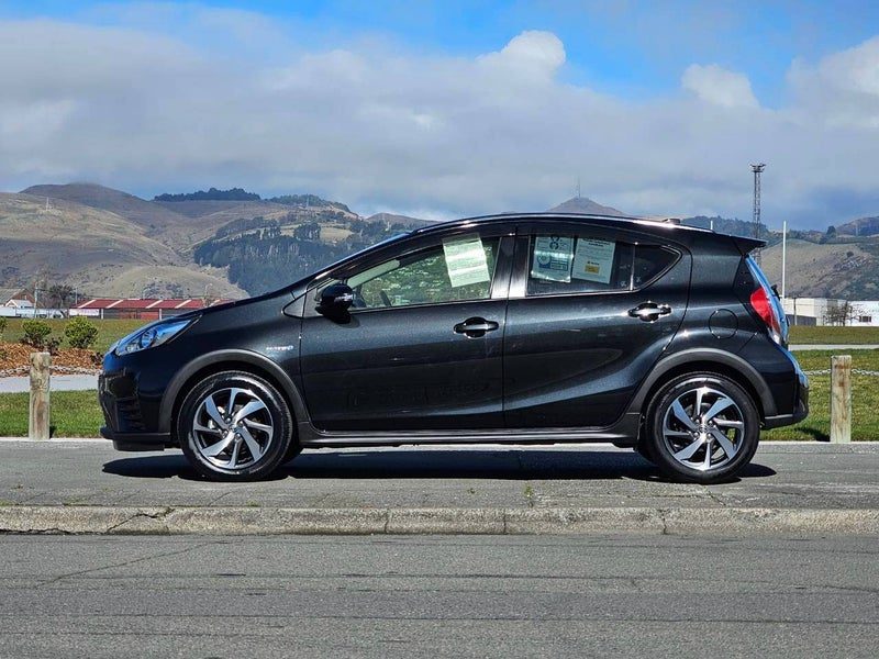 2017 Toyota Aqua 1.5 Hybrid Crossover, photo 2