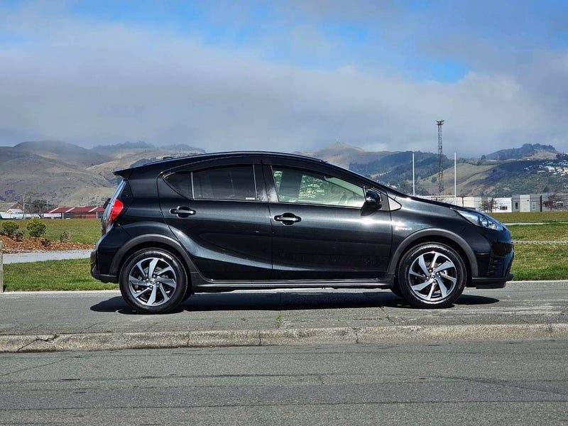 2017 Toyota Aqua 1.5 Hybrid Crossover, photo 3