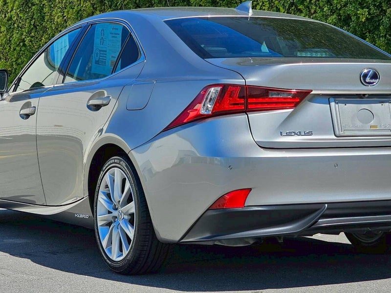 2015 Lexus IS 300h 2.5 Hybrid Sedan, photo 2