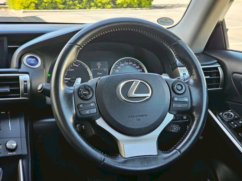 2015 Lexus IS 300h 2.5 Hybrid Sedan, photo 3