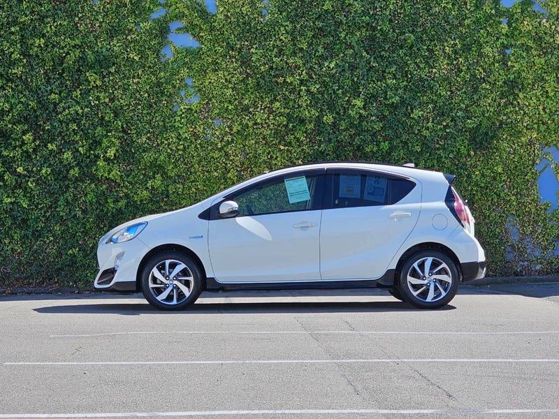 2017 Toyota Aqua 1.5X Urban | Push Button, photo 2