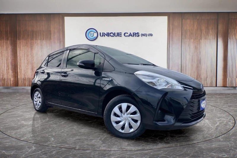 2017 Toyota Vitz 1.5 F Hybrid, photo 2