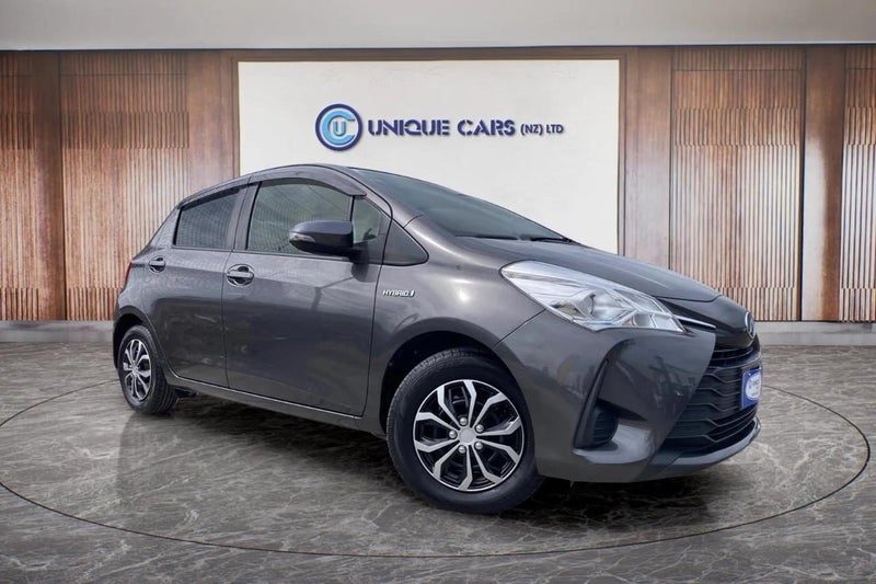 2017 Toyota Vitz 1.5 F Hybrid, photo 2