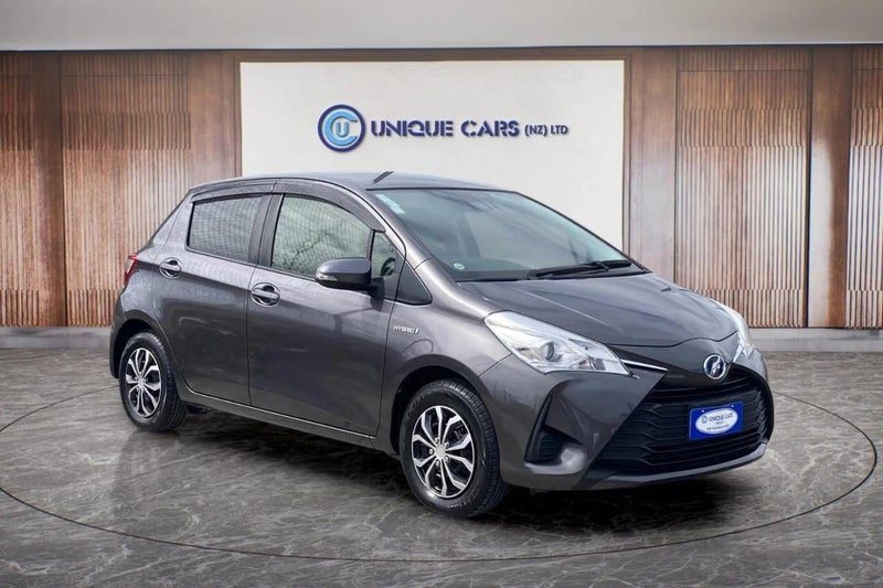 2017 Toyota Vitz 1.5 F Hybrid, photo 3