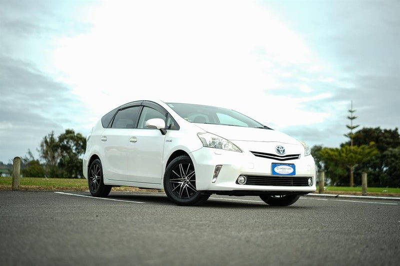 2011 Toyota Prius Alpha 1.8G Cruise Control.