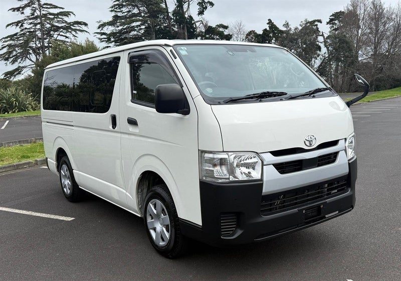 2020 Toyota Hiace PETROL, photo 3
