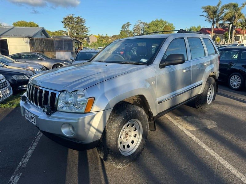 2005 Jeep Grand Cherokee 5.7 Lifted with exhaust!