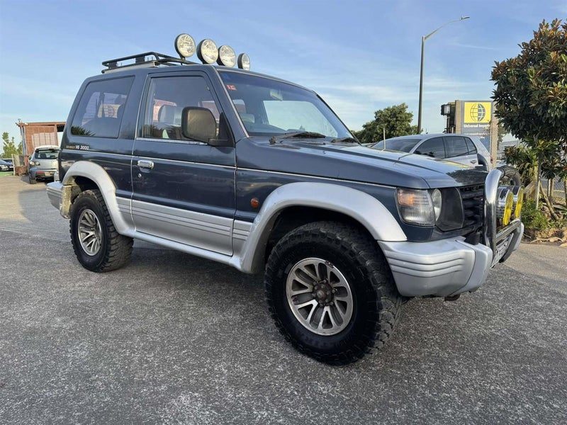 1993 Mitsubishi Pajero SWB manual 3.0 V6, photo 2