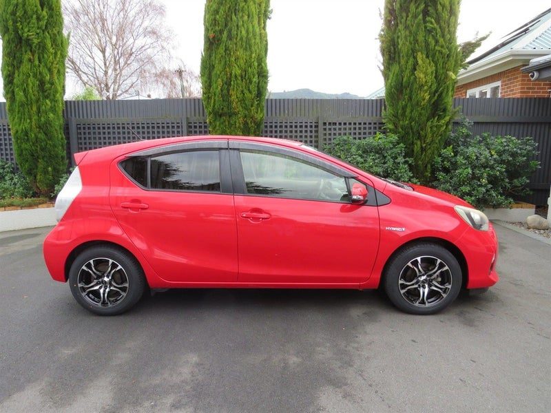 2013 Toyota Aqua G, photo 2