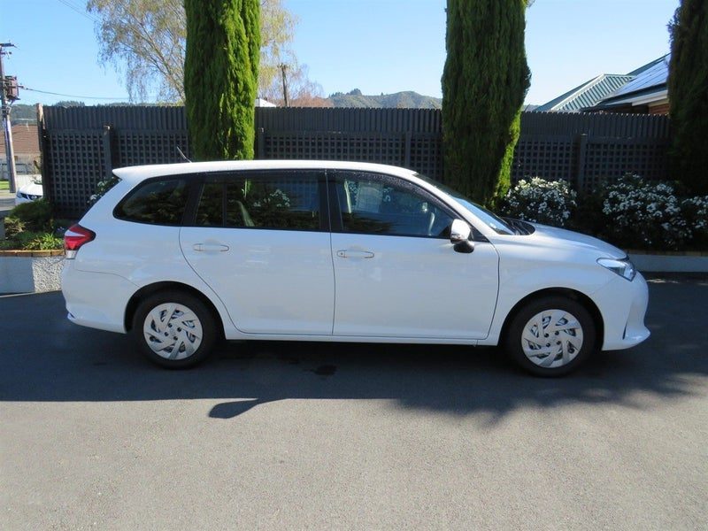 2022 Toyota Corolla Fielder Hybrid, photo 2