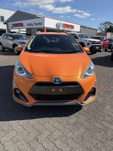2015 Toyota Aqua X Urban, photo 2