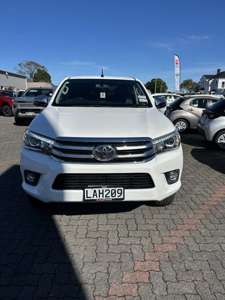 2017 Toyota Hilux SR5, photo 2