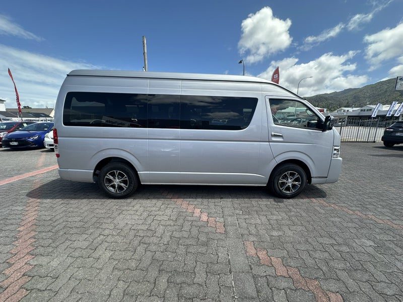 2025 Toyota Hiace 10 Seater Minibus, photo 2