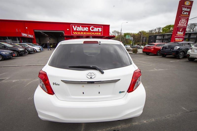 2013 Toyota Vitz F Smart Stop Package, photo 2