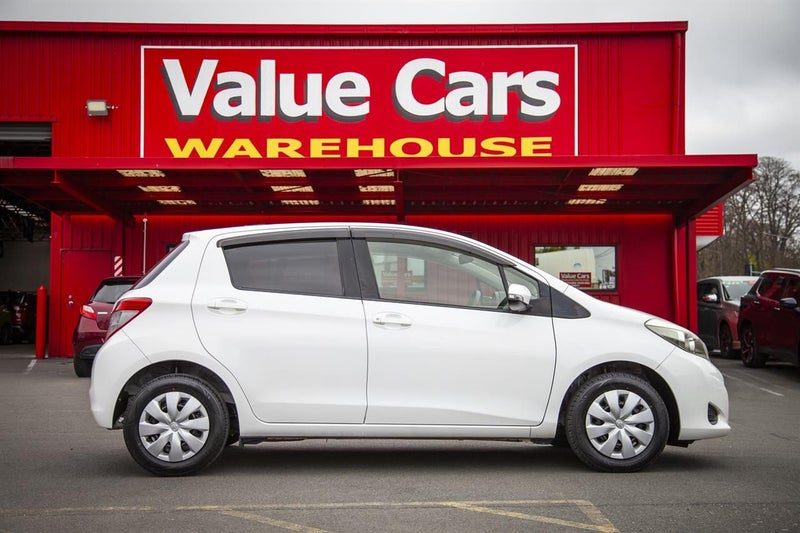 2013 Toyota Vitz F Smart Stop Package, photo 3