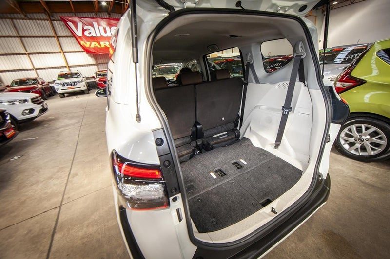 2017 Toyota Sienta Hybrid G, photo 2