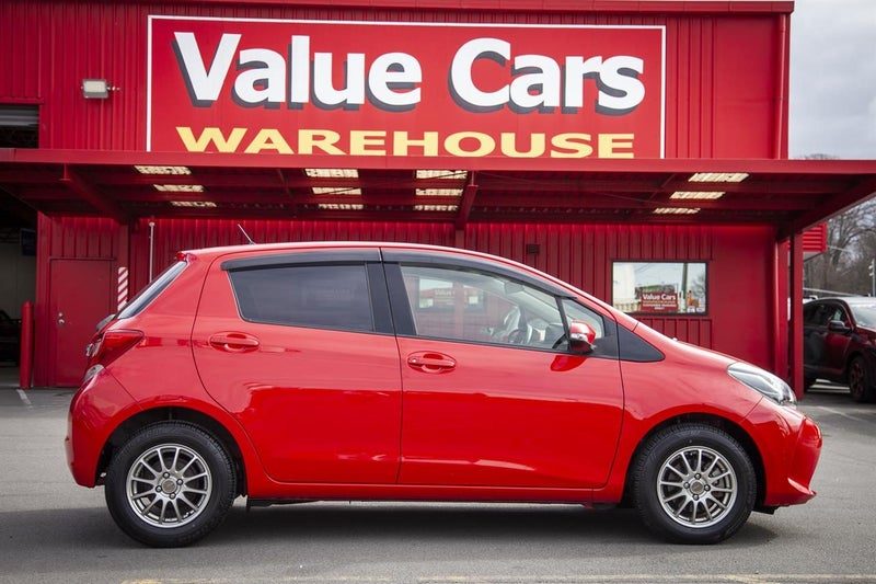 2015 Toyota Vitz F, photo 3