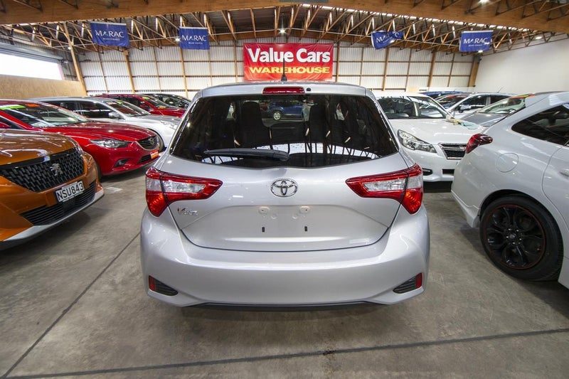 2017 Toyota Vitz F, photo 2