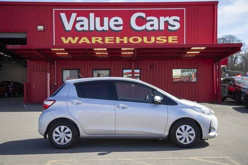 2017 Toyota Vitz F, photo 3