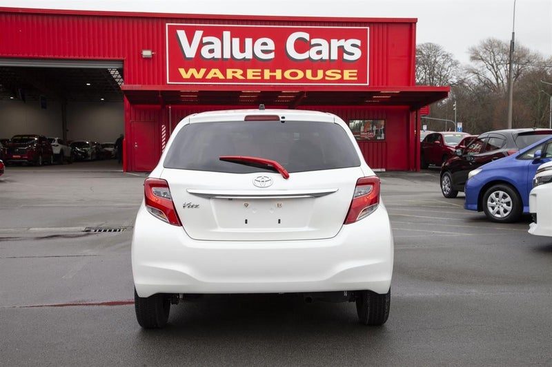 2016 Toyota Vitz F, photo 2