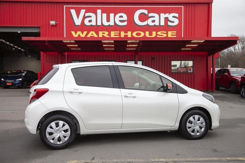 2016 Toyota Vitz F, photo 3