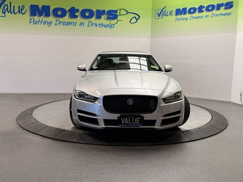 2019 Jaguar XE LOW KMS .. BLACK PACK!!, photo 2