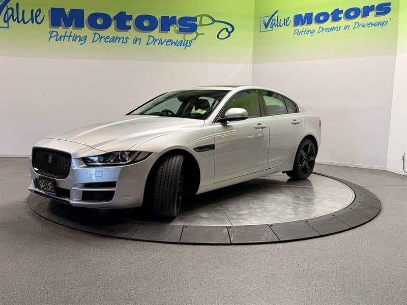 2019 Jaguar XE LOW KMS .. BLACK PACK!!, photo 3