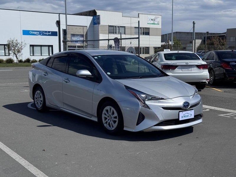 2016 Toyota Prius S Model With Push Button Start, photo 3