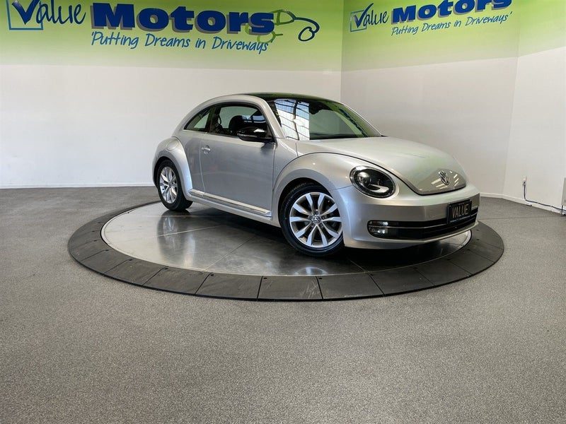 2013 Volkswagen Beetle SLEEK BUG IN SILVER!!