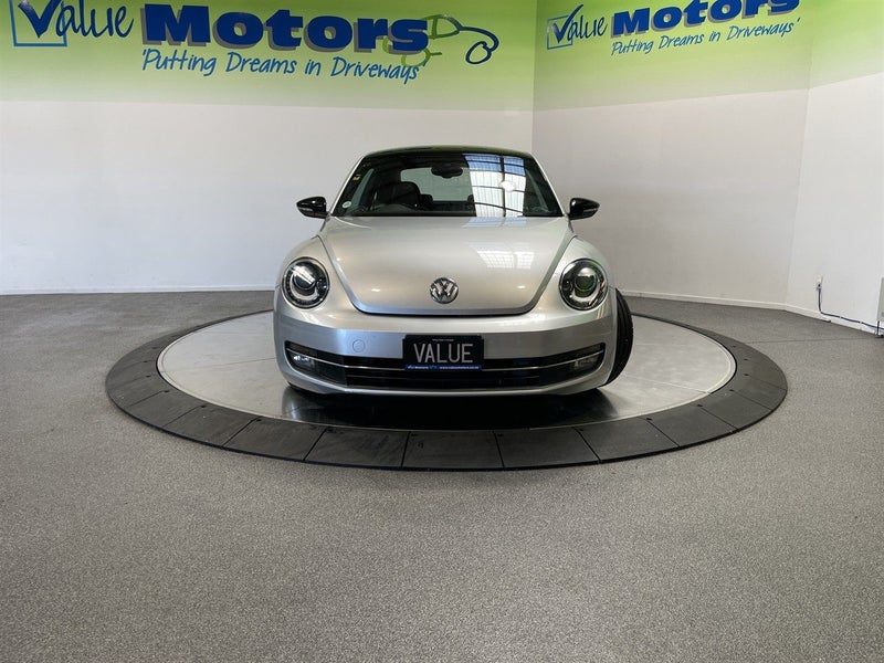 2013 Volkswagen Beetle SLEEK BUG IN SILVER!!, photo 2