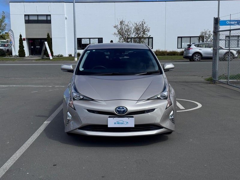 2017 Toyota Prius S Model VERY LOW KMS!!, photo 2