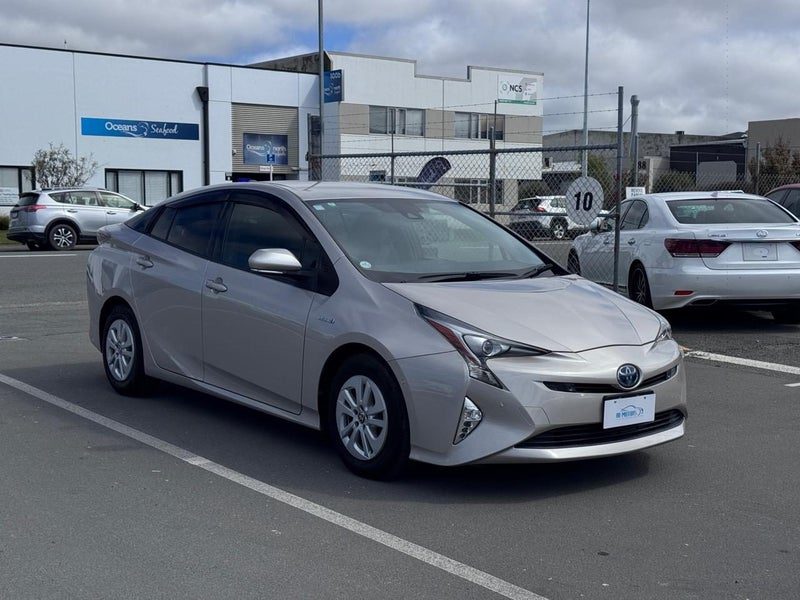 2017 Toyota Prius S Model VERY LOW KMS!!, photo 3