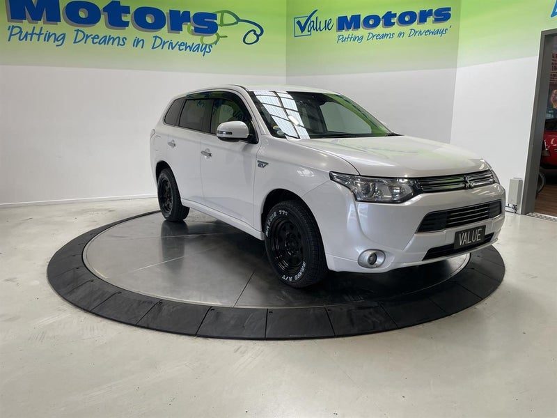 2013 Mitsubishi Outlander PHEV, photo 2