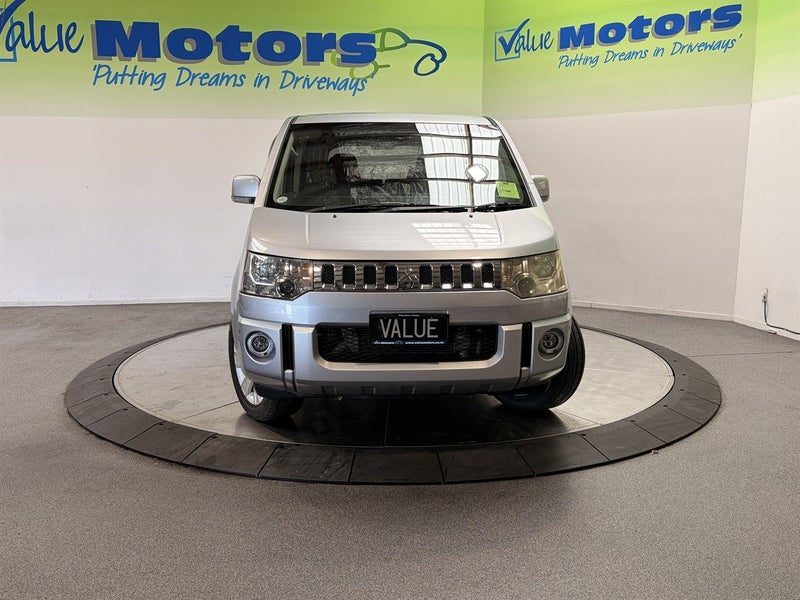 2013 Mitsubishi Delica, photo 2