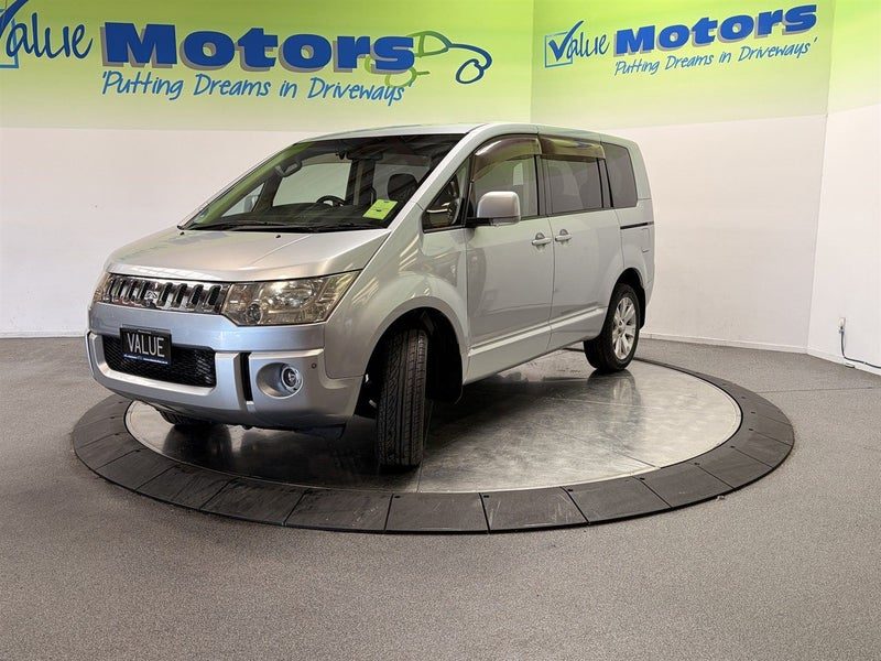 2013 Mitsubishi Delica, photo 3