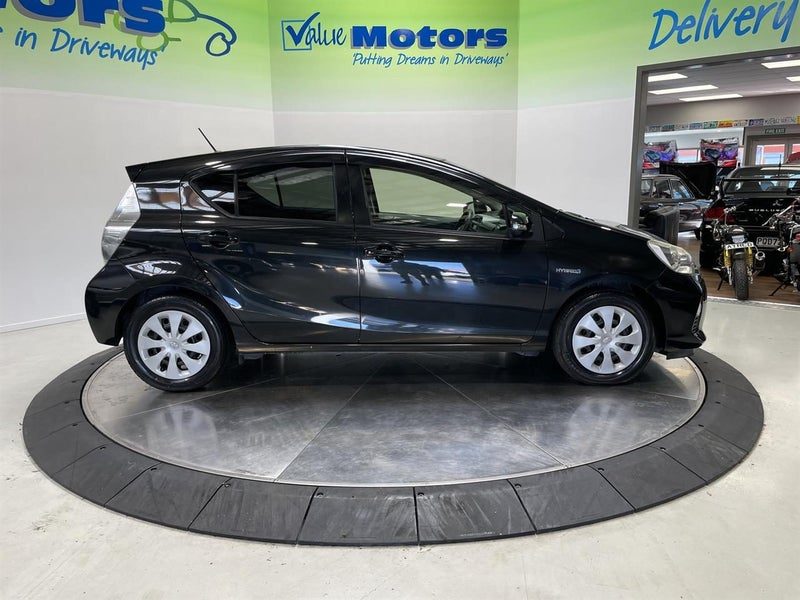 2013 Toyota Aqua Hybrid, photo 2