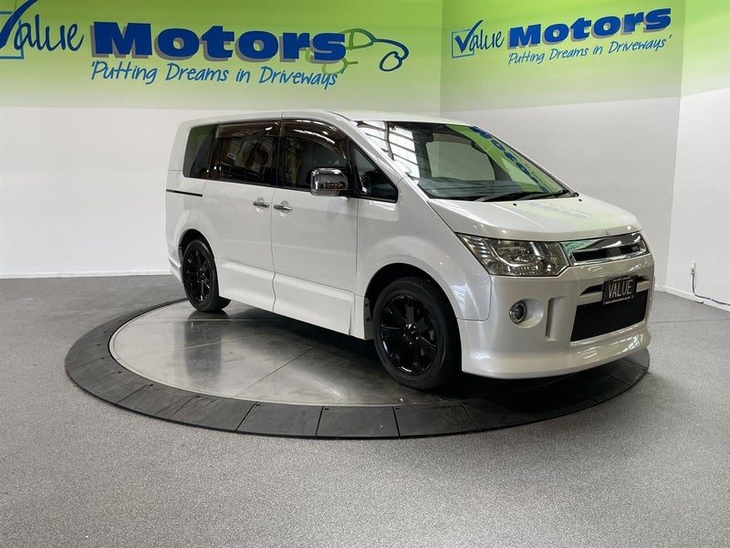 2013 Mitsubishi Delica D:5, photo 2