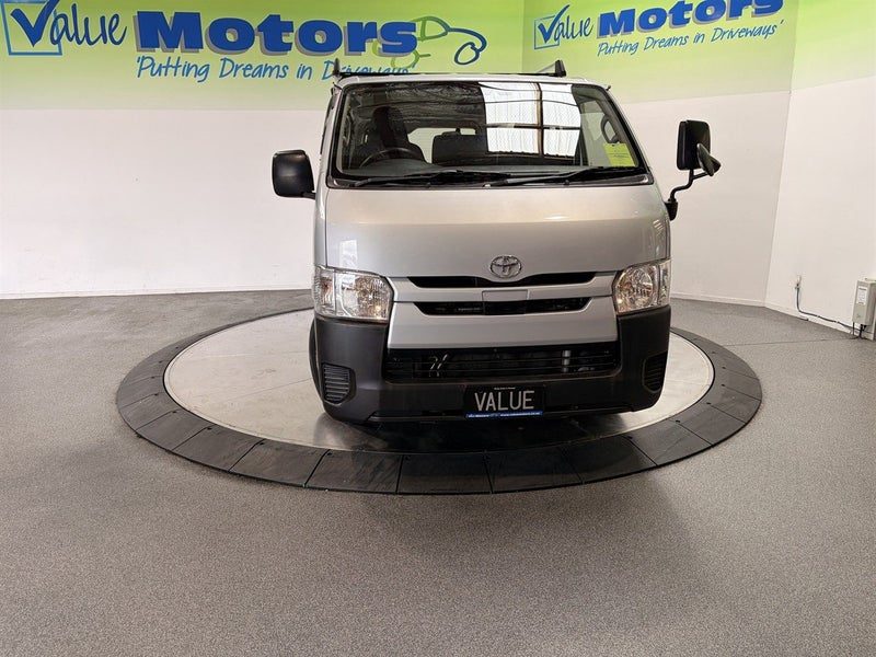 2020 Toyota Hiace, photo 2