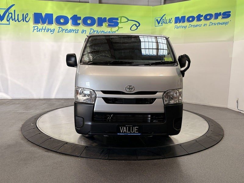 2022 Toyota Hiace 5 DOOR PETROL VAN with LOW KMS, photo 2