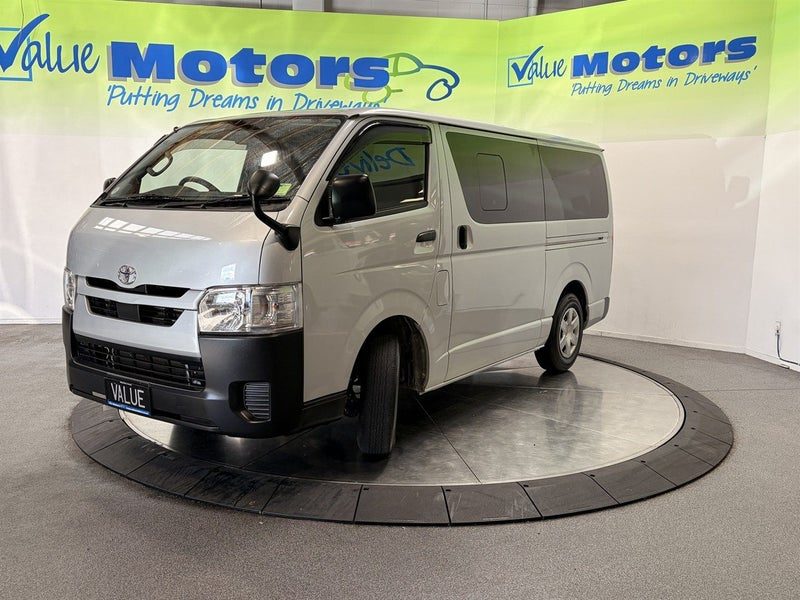 2022 Toyota Hiace 5 DOOR PETROL VAN with LOW KMS, photo 3
